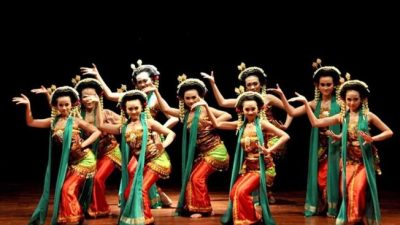 Tari jaipong dari jawa barat diiringi dengan