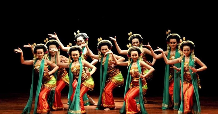 Tari jaipong dari jawa barat diiringi dengan