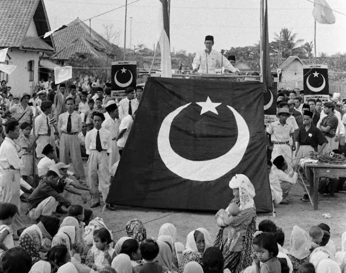 Pada masa demokrasi terpimpin politik luar negri indonesia condong ke