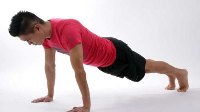 Gerakan yang benar saat melakukan teknik dasar push up adalah