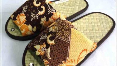 Merubah bentuk produk kerajinan berbasis media campuran disebut