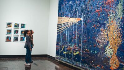 Pameran yang menampilkan berbagai jenis karya seni disebut dengan pameran