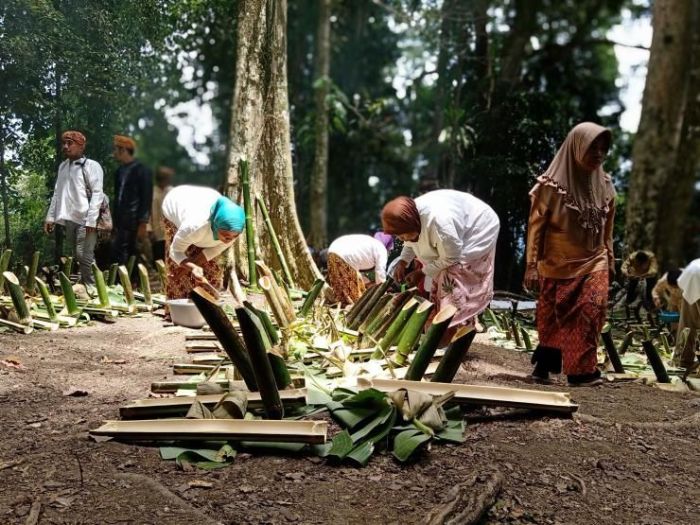 Yang bukan termasuk cara melestarikan budaya daerah sekitar adalah