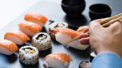 Sushi merupakan makanan yang bahan dasarnya adalah