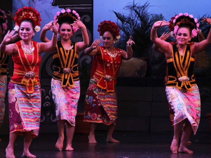 Tari yapong berasal dari daerah