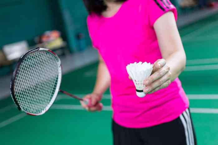 Bola dalam permainan bulu tangkis disebut dengan istilah