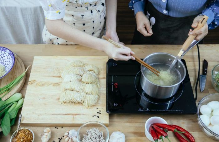 Teknik memasak dengan memakai sedikit minyak disebut