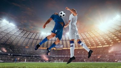 Pemain depan dalam permainan sepak bola sering dinamakan