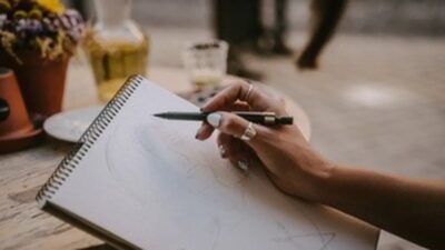 Proses menggambar yang paling awal atau membuat rancangan gambar dinamakan