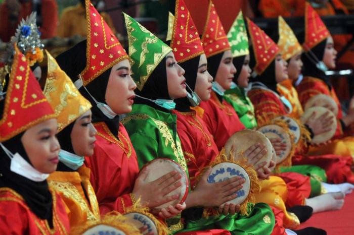 Tari indang syair sela alunan suara islami terdapat pengiring seorang musik menyanyikan syekh berdendang