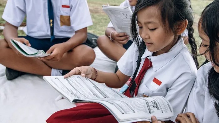 Menurut uud 1945 kekuasaan legislatif dilaksanakan oleh