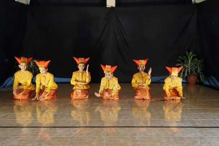 Gerakan tari indang yaitu