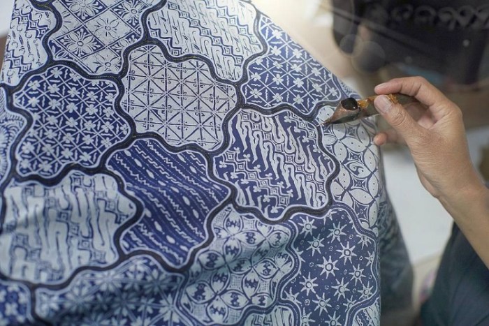 Wirausaha kerajinan inspirasi artefak budaya lokal adalah