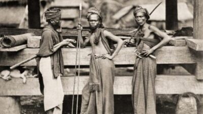 Bangsa Deutro Melayu Peralatan dari Berbagai Bahan