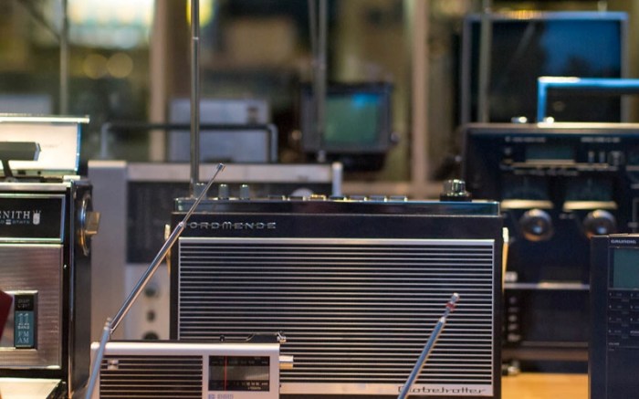 Radio siaran termasuk jenis komunikasi