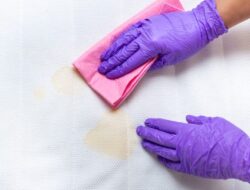 Cara Efektif Menghilangkan Noda Makeup Membandel di Seprai dan Sarung Bantal