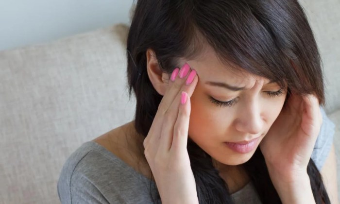 Cara Menghilangkan Pusing dan Mual dengan Pijatan Panduan Lengkap 2 Cara Menghilangkan Pusing dan Mual dengan Pijatan Panduan Lengkap