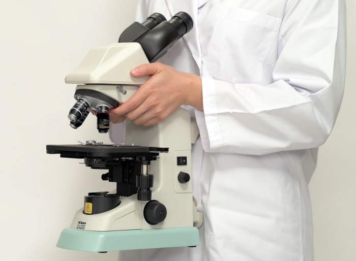 Cara memegang mikroskop yang benar