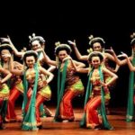 Fungsi Pola Lantai dalam Tarian Adalah Pengaruhnya terhadap Suasana, Emosi, dan Narasi
