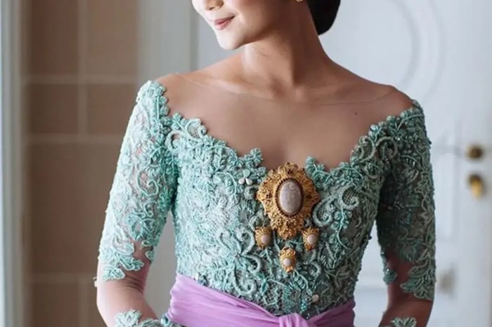 8 Cara Memakai Selendang Bali untuk Perempuan Cara memakai selendang bali