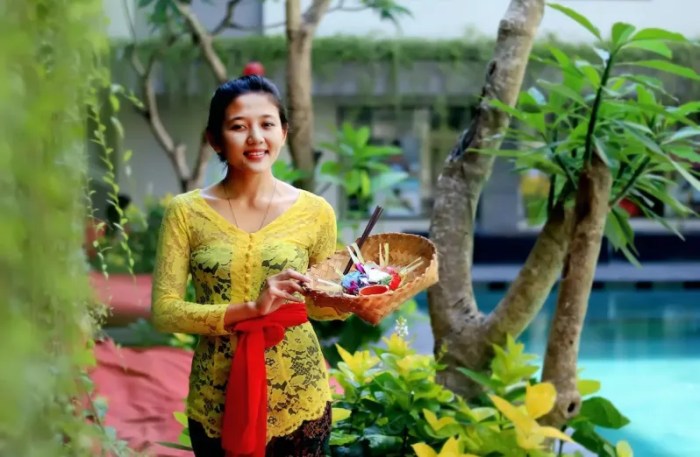 8 Cara Memakai Selendang Bali untuk Perempuan Cara memakai selendang bali