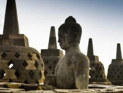 Menguak Perbedaan Arca dan Relief: Warisan Seni Rupa Hindu-Buddha Nusantara yang Abadi