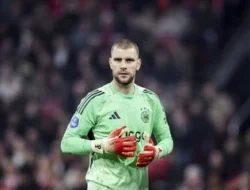 Drama Lapangan Hijau: Ketika Maarten Paes ‘Sentil’ Ajax dan Kena Semprot Legenda Rafael Van der Vaart