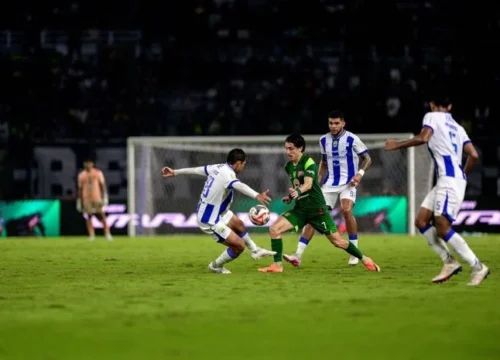 Insiden Petasan vs Persib: Persebaya Didenda Rp 250 Juta dan Penutupan Tribun, Sebuah Refleksi untuk Sepak Bola Nasional