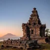 Membongkar Rahasia Candi: Panduan Lengkap Membedakan Candi Hindu dan Buddha 9 Membongkar Rahasia Candi: Panduan Lengkap Membedakan Candi Hindu dan Buddha