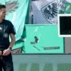 Drama di Bundesliga 2: Ketika Monitor VAR Dicabut di Momen Penalti Krusial oleh Fans Misterius 9 Drama di Bundesliga 2: Ketika Monitor VAR Dicabut di Momen Penalti Krusial oleh Fans Misterius