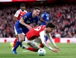 Babak Pertama yang Sengit: Arsenal dan Everton Berbagi Angka Tanpa Gol, Diwarnai Penyelamatan Krusial