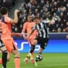 Terungkap! Strategi Berani Hansi Flick Hancurkan Pressing Mengerikan Newcastle di Laga Krusial! 7 Terungkap! Strategi Berani Hansi Flick Hancurkan Pressing Mengerikan Newcastle di Laga Krusial!