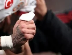 HOROR ANFIELD! Jari Bintang Belanda Nyaris Putus Terjepit Papan Iklan dalam Laga Sengit!