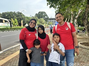 Aksi Orang Tua Hebat! Bawa Anak Nonton Timnas di GBK, Bukan Sekadar Hiburan Biasa! 16 Aksi Orang Tua Hebat! Bawa Anak Nonton Timnas di GBK, Bukan Sekadar Hiburan Biasa!