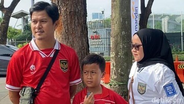 GBK Bergemuruh! Keluarga Ini Wujudkan Tradisi Baru, Demi Cinta Timnas Indonesia di Setiap Laga! 7 GBK Bergemuruh! Keluarga Ini Wujudkan Tradisi Baru, Demi Cinta Timnas Indonesia di Setiap Laga!