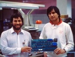 Dari Garasi ke Rp 67 Ribu Triliun: Kisah 50 Tahun Dominasi Apple yang Mengguncang Dunia!