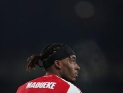 Bintang Chelsea Cedera Parah! Noni Madueke Terkapar, Ruang Medis The Blues Makin Sesak?