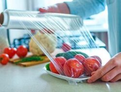 TERUNGKAP! Konflik Timur Tengah Bikin Harga Plastik Meroket Tajam: Dompet Anda Aman?