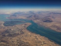 Selat Hormuz: Gerbang Emas Minyak Dunia yang Menyimpan Rahasia Geologi Fantastis!