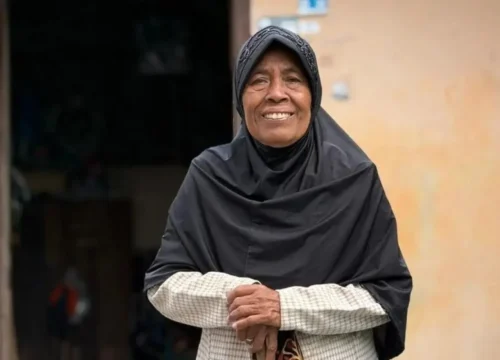 Nenek 73 Tahun Rawat Anak Asuh dari Jualan Bunga Makam: Kisah Inspiratif di Pucangsawit!