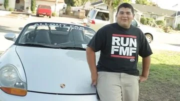 MUSTAHIL! Remaja Ini Tukar iPhone Gratis Jadi Porsche Mewah Hanya 14 Kali Barter